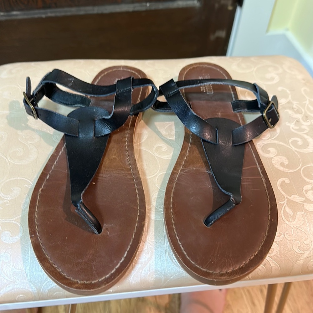 Black Mossimo flat sandals! Women’s size 8. Used, but GREAT condition!!